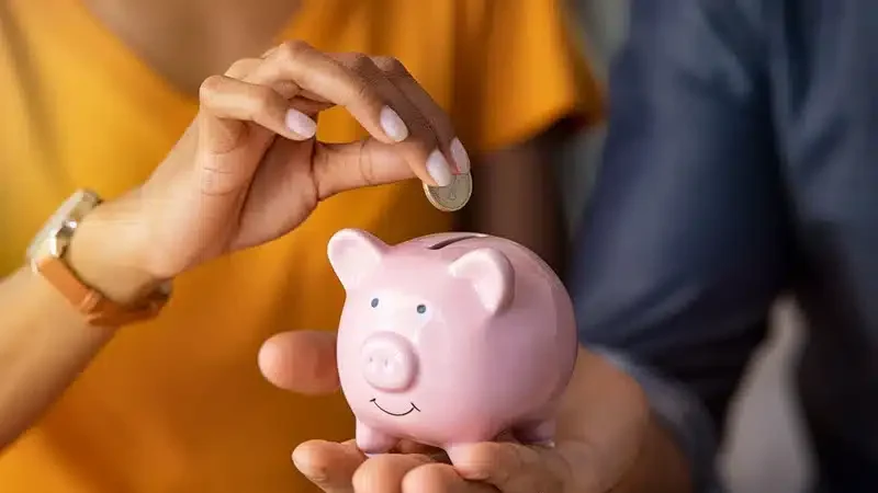 couplesavingmoneyinjar